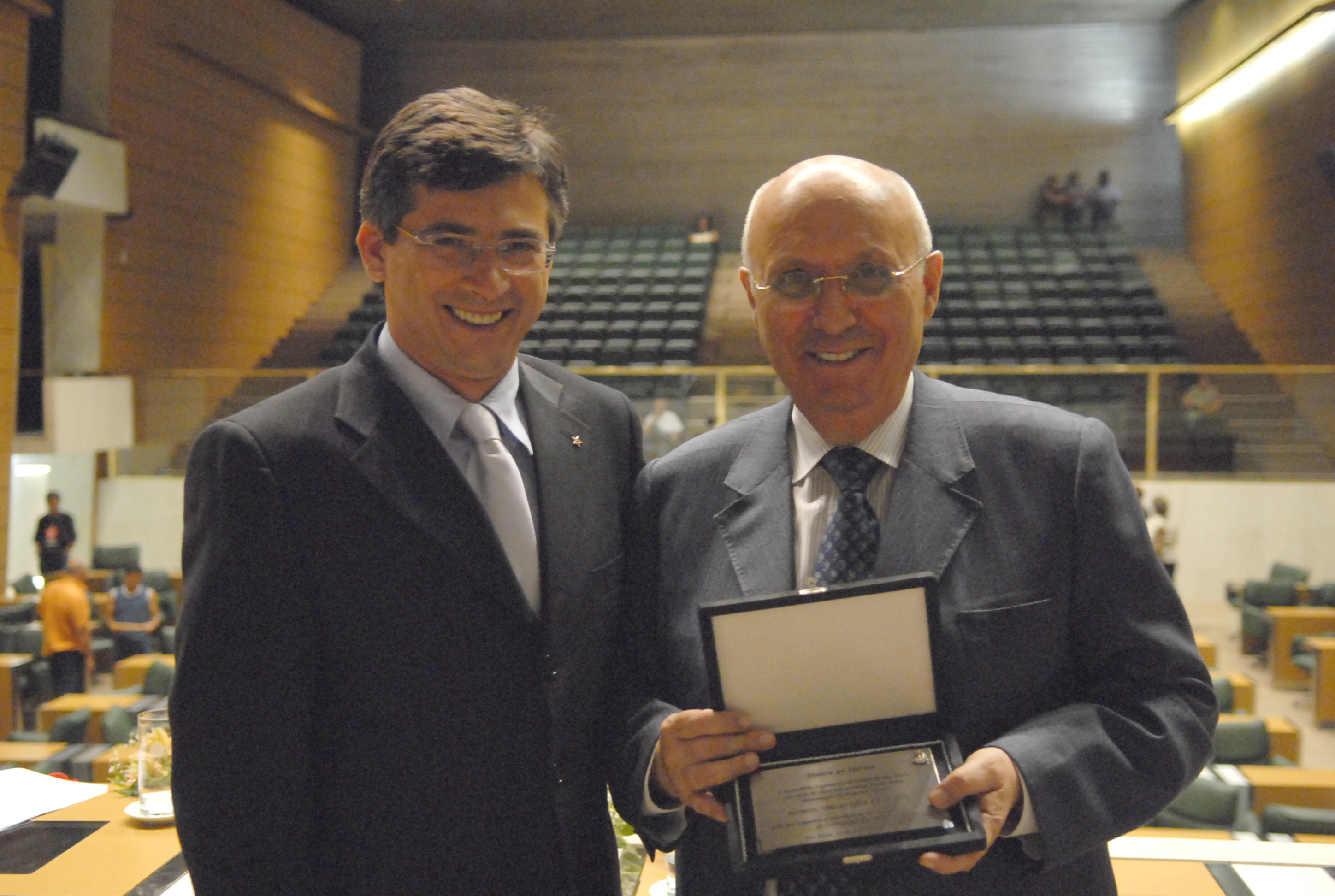 Deputado Simão Pedro e o cientista português Manuel Sérgio Vieira e Cunha<a style='float:right;color:#ccc' href='https://www3.al.sp.gov.br/repositorio/noticia/03-2008/SOL MOTRICI PLACA MAC_0040.jpg' target=_blank><i class='bi bi-zoom-in'></i> Clique para ver a imagem </a>